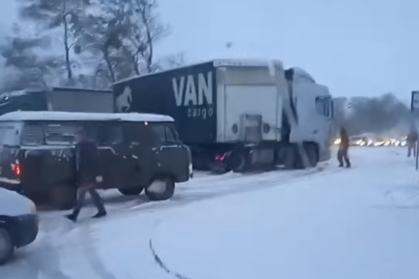 Вблизи Ровно образовалась огромная пробка из-за ДТП с грузовиком (ФОТО, ВИДЕО)