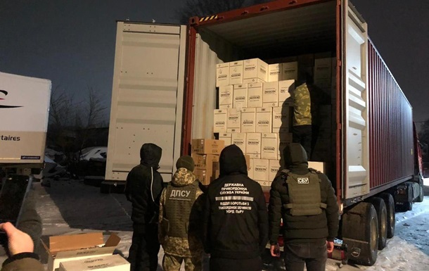 В порту Одессы обнаружили крупную контрабанду сигарет (ФОТО, ВИДЕО)