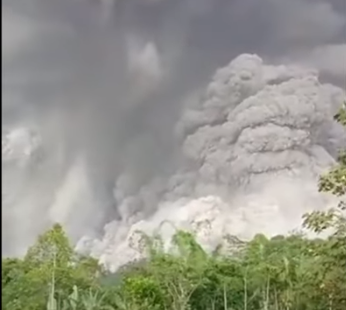 В Индонезии проснулся вулкан Семера: жители Явы спасаются бегством (ВИДЕО)