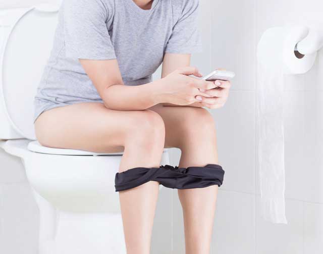 Фармацевт рассказал, почему не следует ходить в туалет с телефоном