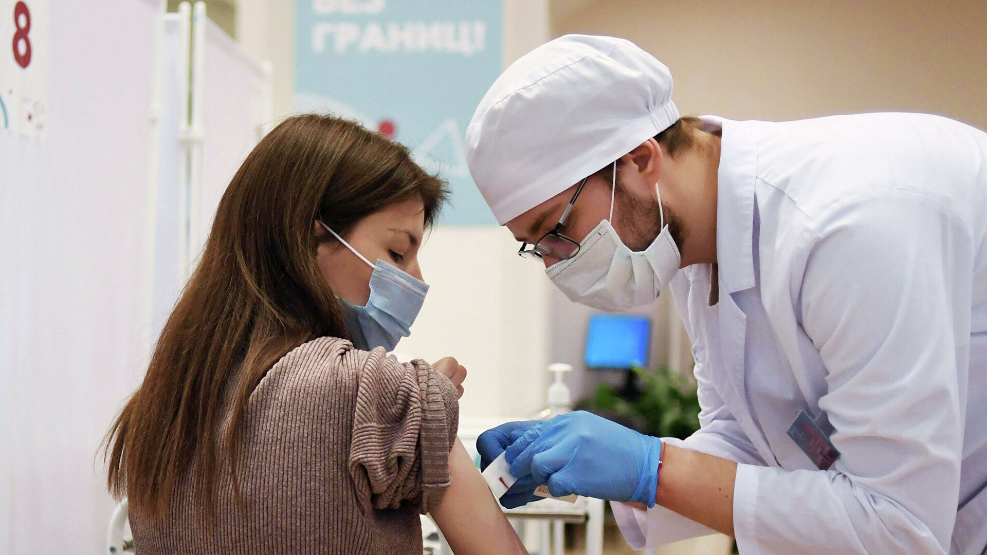 На бустерную вакцинацию от COVID можно записаться онлайн
