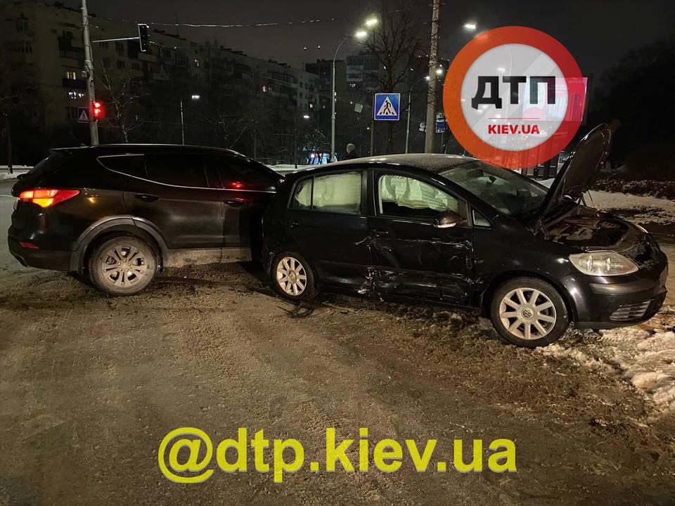 В Киеве на проспекте парень на Volkswagen из-за незнания ПДД попал в аварию (ФОТО)