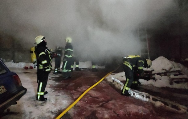На Виноградаре в Киеве случился крупный пожар: горел ангар (ФОТО)