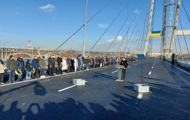 Зеленский открыл вантовый мост в Запорожье