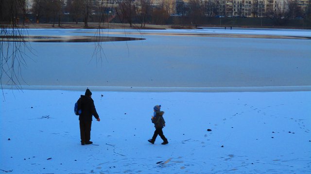 В Киеве на озере Тельбин девочка провалилась под лед (ВИДЕО)