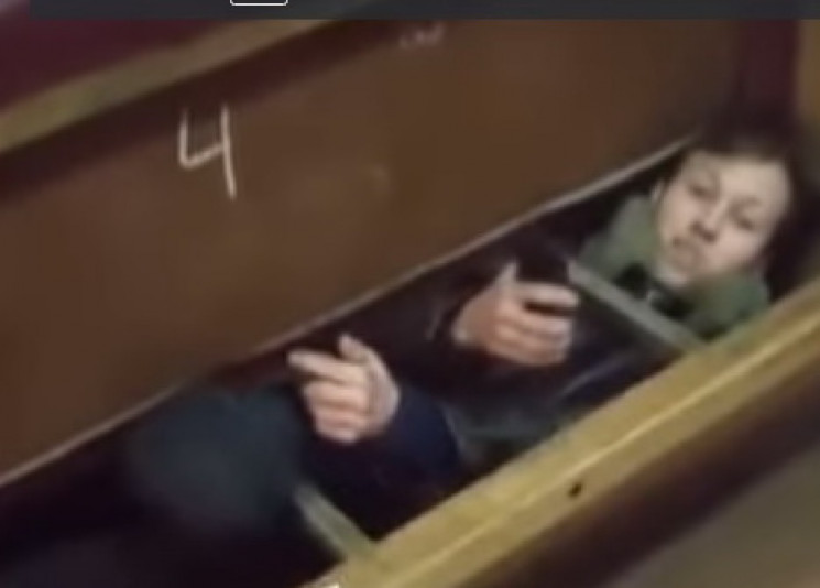 Хотел попасть в депо: в Днепре парня нашли под сиденьем вагона метро