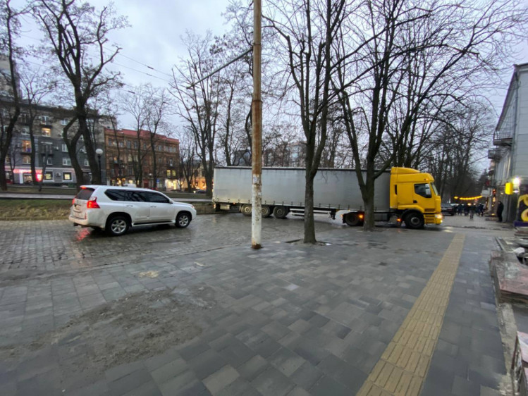 Авария в Днепре: фуру развернуло поперек центрального проспекта (ФОТО)