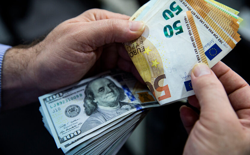 НБУ повысил курс доллара до максимума за семь лет