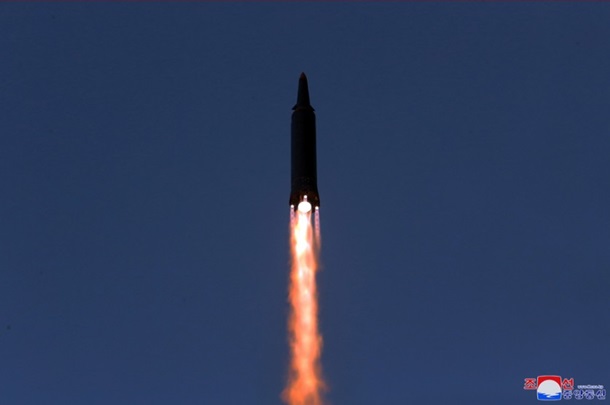 КНДР запустила ракету в сторону Японского моря
