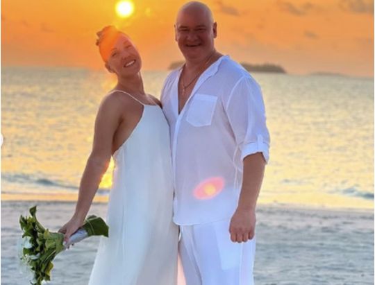 Евгений Кошевой с женой в белых нарядах устроили церемонию на пляже (ФОТО)