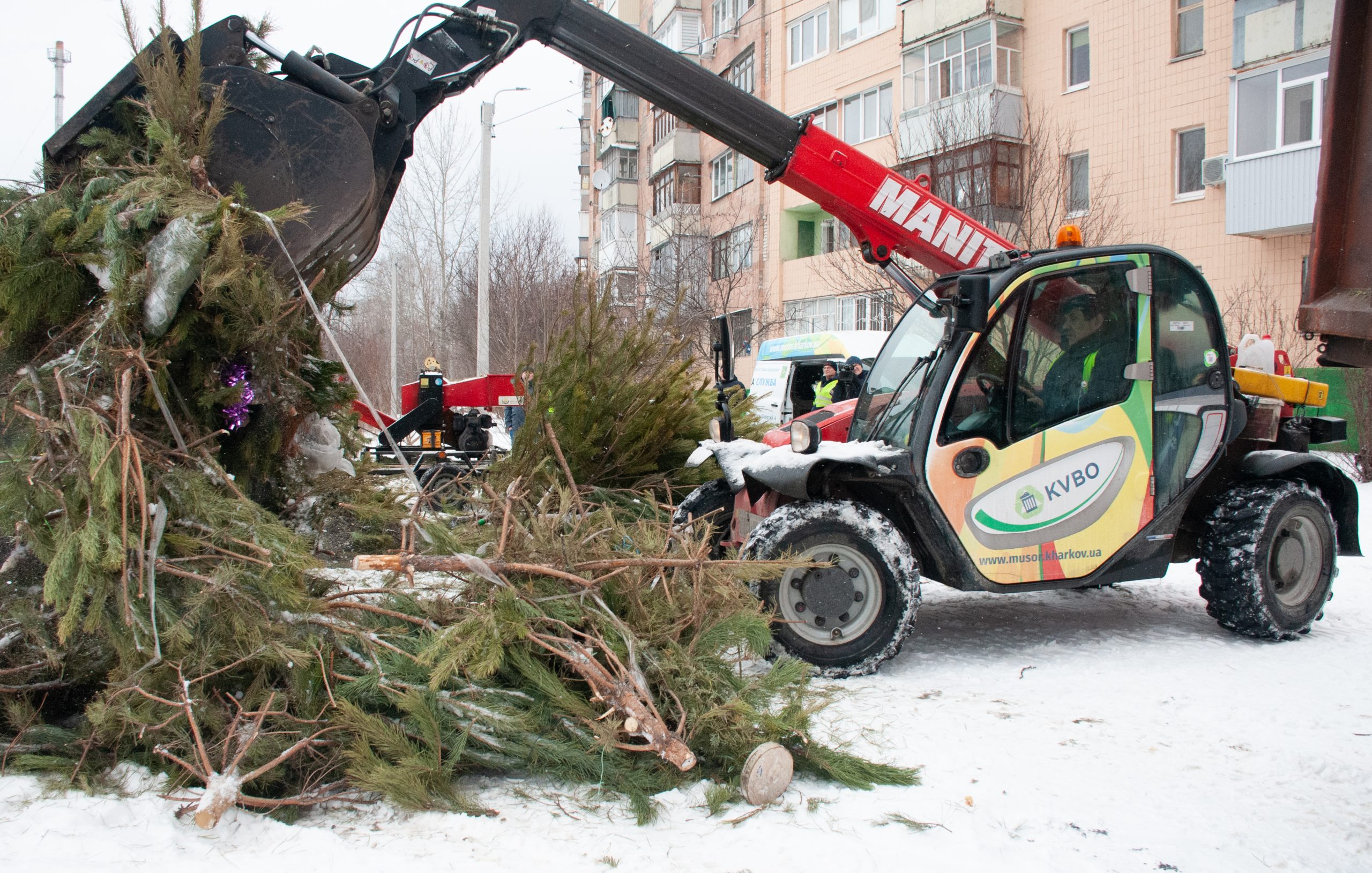 В Харькове завершают утилизацию новогодних елок