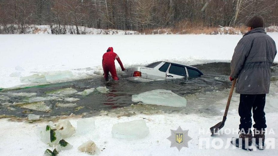На Полтавщине ВАЗ с пьяным водителем «приземлился» на лёд реки: авто ушло под воду (ФОТО)