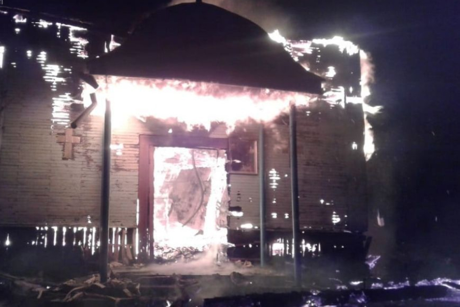 На Закарпатье в селе полностью сгорела уникальная церковь (ФОТО)