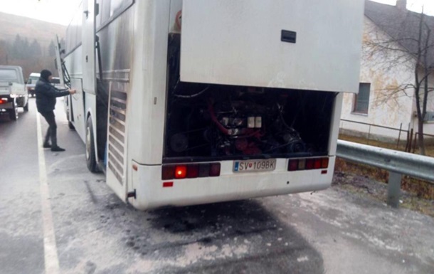 На Закарпатье загорелся туристический автобус с людьми (ФОТО)