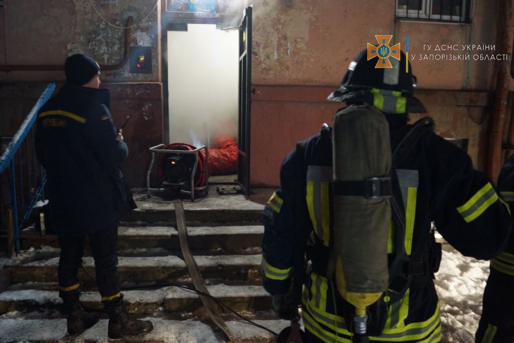 Перед новогодней полночью в Запорожье горела квартира: погиб человек (ФОТО)