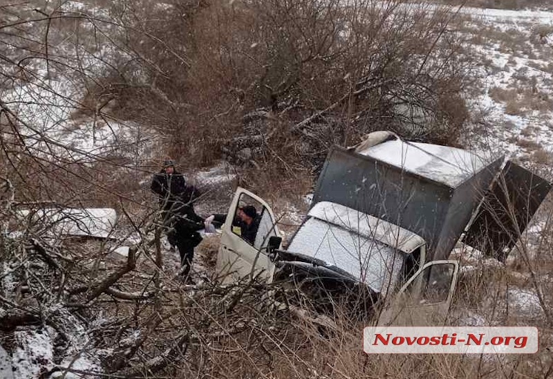 Под Николаевом водитель грузовика угодил в кювет (ФОТО)