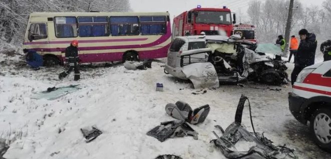 Подо Львовом столкнулись легковушка и автобус: 7 пострадавших (ФОТО)