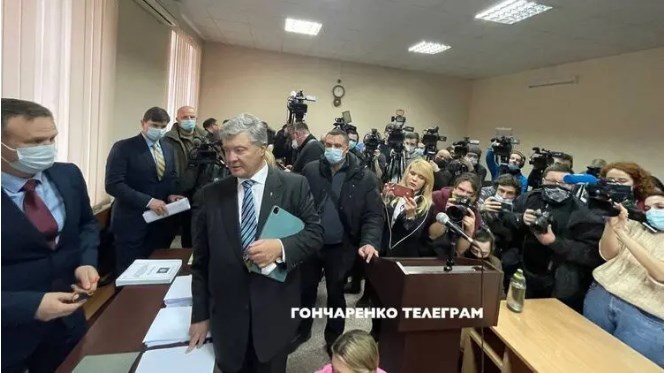 У здания Печерского суда произошли столкновения между сторонниками Порошенко и полицией (ВИДЕО)