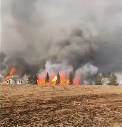 Пожары в американском Колорадо уничтожили сотни домов, тысячи людей были эвакуированы (ФОТО, ВИДЕО)