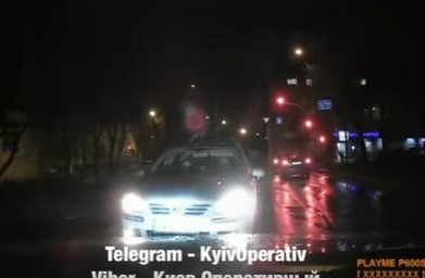 В Киеве водитель нарушил ПДД и поплатился (ВИДЕО)