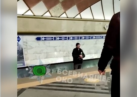 В Киеве пьяный пассажир стоял на рельсах в метро и рассуждал о «вечном» (ВИДЕО) 