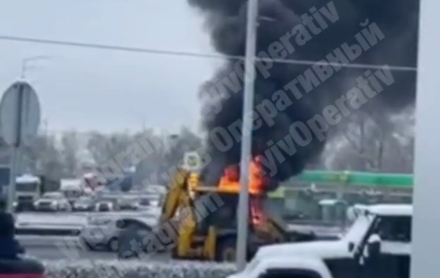 В Киеве на Столичном шоссе вспыхнул трактор (ВИДЕО)