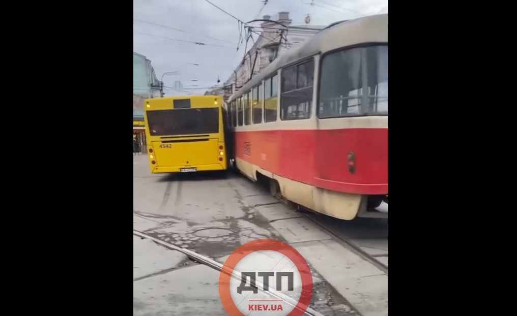 На Подоле в Киеве столкнулись автобус-гармошка и трамвай (ВИДЕО)