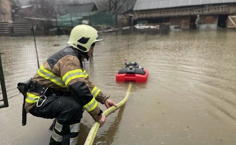 На Закарпатье во время наводнения пропал 14-летний мальчик