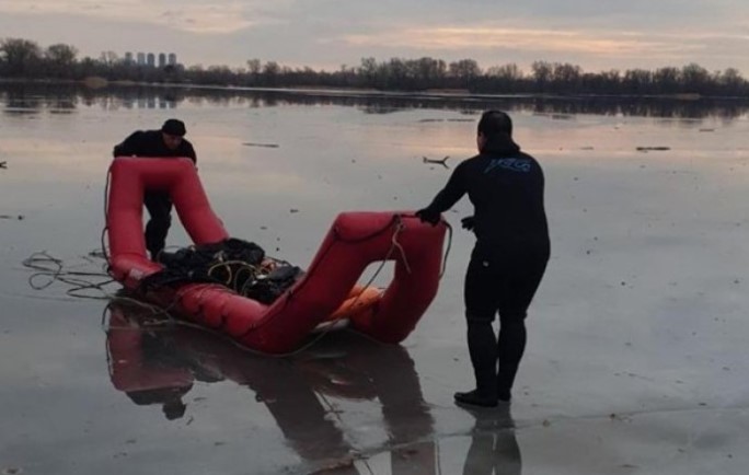 В Киеве спасатели вытащили из Днепра тело мужчины