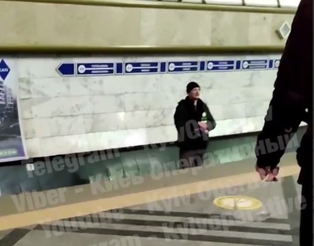 В Киеве на Теремках пьяный неадекват прыгнул на рельсы метро: полиции не было полчаса (ВИДЕО)