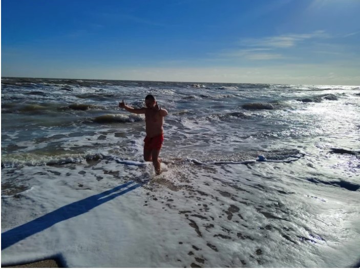 Погрузился в зимние волны: в Кирилловке отдыхающий открыл купальный сезон (ВИДЕО)