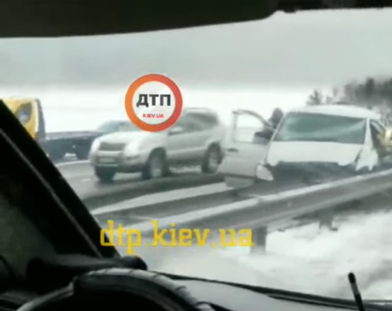 На трассе Киев-Одесса микроавтобус снес несколько метров отбойника (ВИДЕО)