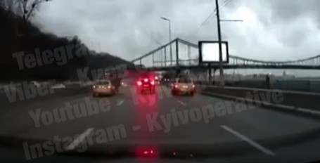 В Киеве машина от удара перевернулась и приземлилась на крышу (ВИДЕО)