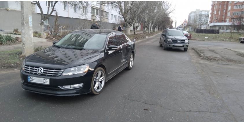 В Николаеве на проспекте столкнулись Mitsubishi и Volkswagen (ФОТО)