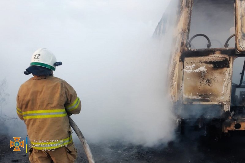 Сгорел автобус с 8 пассажирами на Днепропетровщине: подробности ЧП (ФОТО)