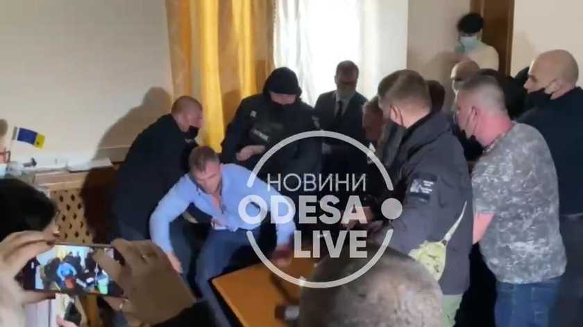 Скандальный нардеп от &#171;Слуги народа&#187; устроил драку в Одесском горсовете (ФОТО, ВИДЕО)