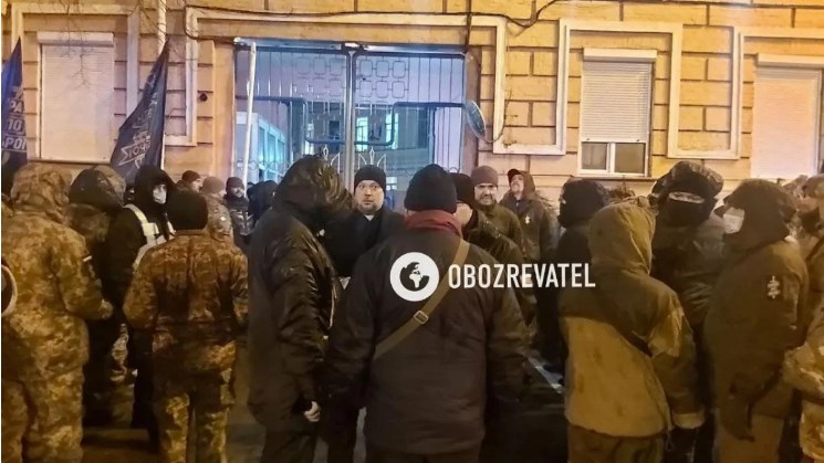 Сторонники Порошенко блокируют выезд из Печерского суда ФОТО, ВИДЕО)