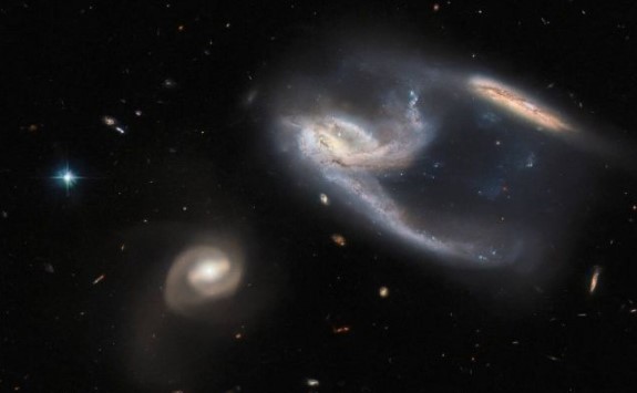 Телескоп Hubble зафиксировал сталкивающиеся галактики (ФОТО)