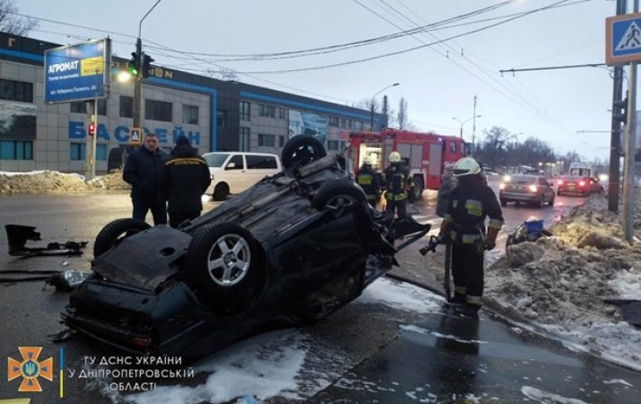 В Днепре при крупном ДТП Volkswagen с женщиной и ребенком перевернулся (ФОТО)