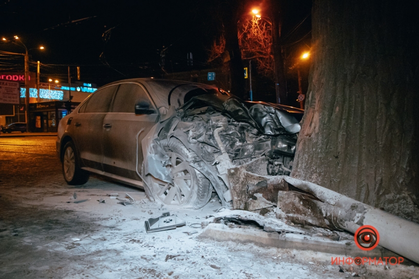 В Днепре загорелся Volkswagen после столкновения с деревом (ВИДЕО)