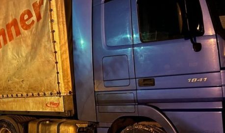 В Харькове грузовик попал в «снежный плен» (ФОТО)
