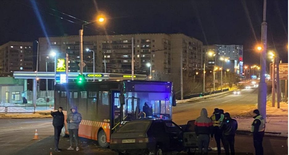 В Харькове столкнулись автобус и ВАЗ: пострадал водитель авто (ФОТО