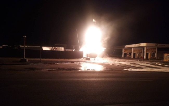 В Кременчуге бус врезался в газовую емкость на АЗС и загорелся (ФОТО)