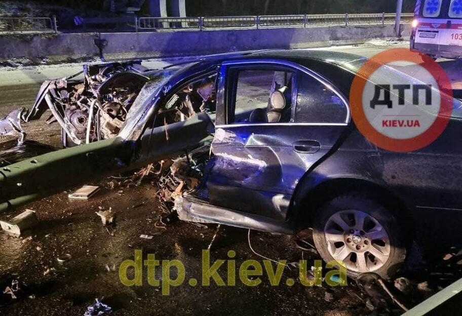 В Киеве BMW врезался в отбойник: водитель погиб, пассажиру оторвало ногу (ФОТО, ВИДЕО)