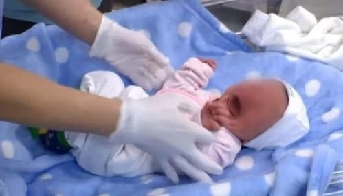 В Киеве в «окно жизни» положили новорожденного младенца с плацентой (ФОТО)