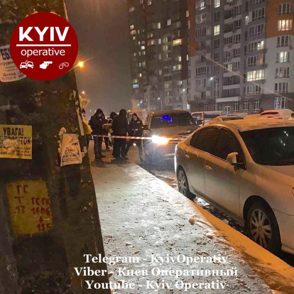 В Киеве неизвестные посреди улицы расстреляли автомобиль (ФОТО, ВИДЕО)