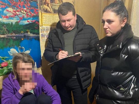 В Киеве пьяная мать «воспитывала» 4-летнего сына ножом и ранила ребенка (ФОТО)