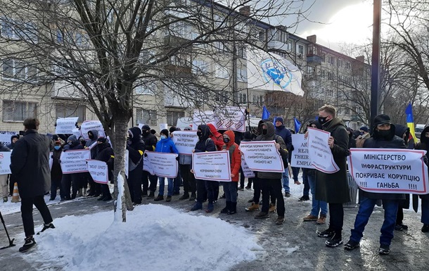 В Киеве у посольства США митинговали моряки (ФОТО)