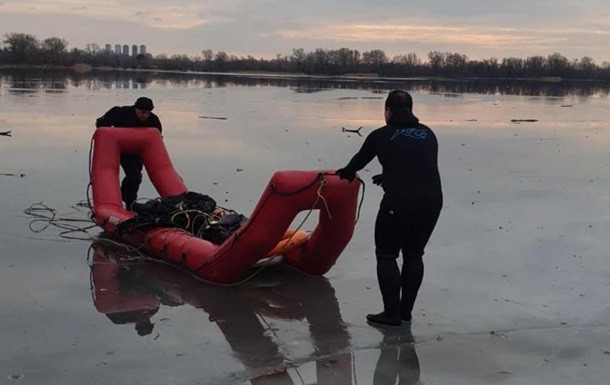 В Киеве из-под льда достали тело мужчины (ФОТО)