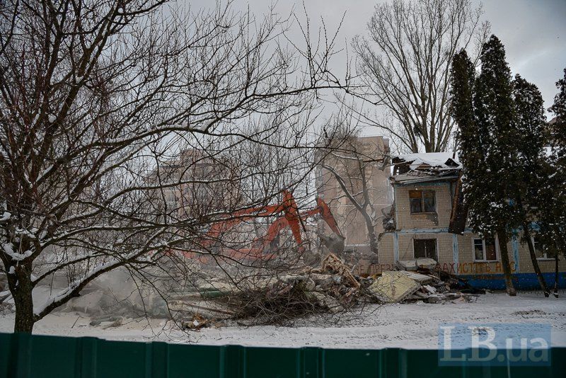 В Киеве застройщик и НАНУ снесли общежитие, а жители остались на улице (ФОТО)
